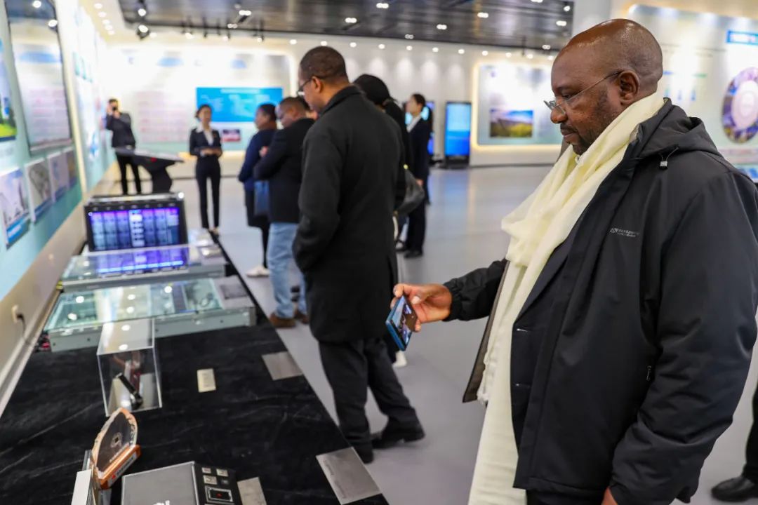 东西问丨邓玉萍：中非共“逐”绿如何转动共赢之匙？(图3)