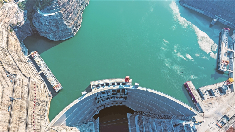 能源向新发展逐绿(图1)