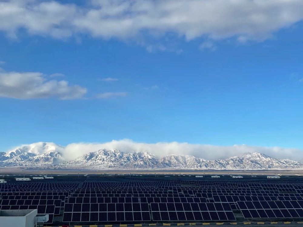 新华社：驭风逐日国家电投在疆清洁能源装机突破1700万千瓦(图1)